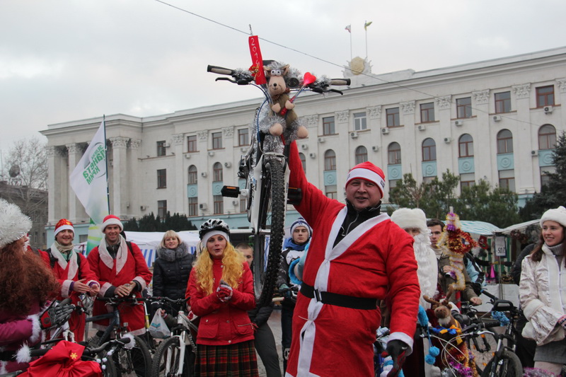 В Симферополе провели новогодний велопробег
