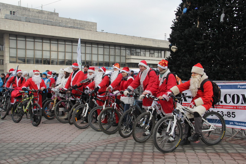 В Симферополе провели новогодний велопробег