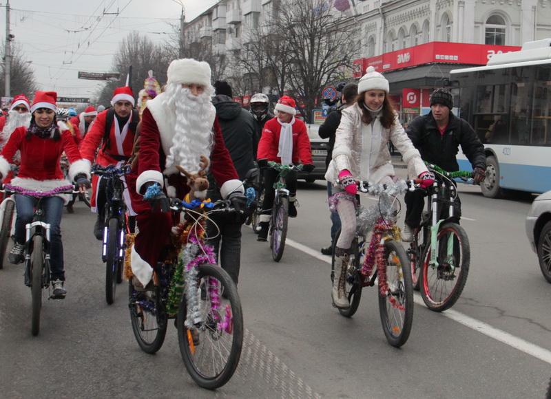 В Симферополе провели новогодний велопробег