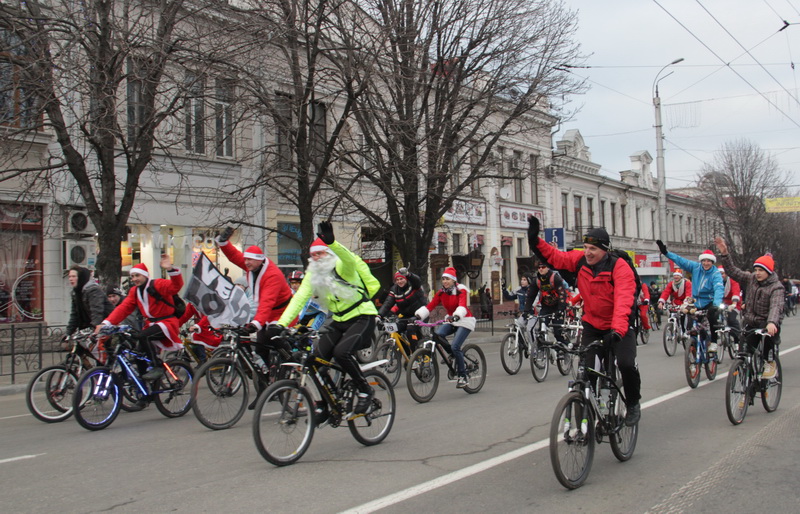 В Симферополе провели новогодний велопробег