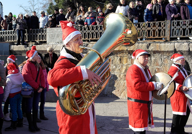 В Ялте состоялся ежегодный «Мороз-парад»