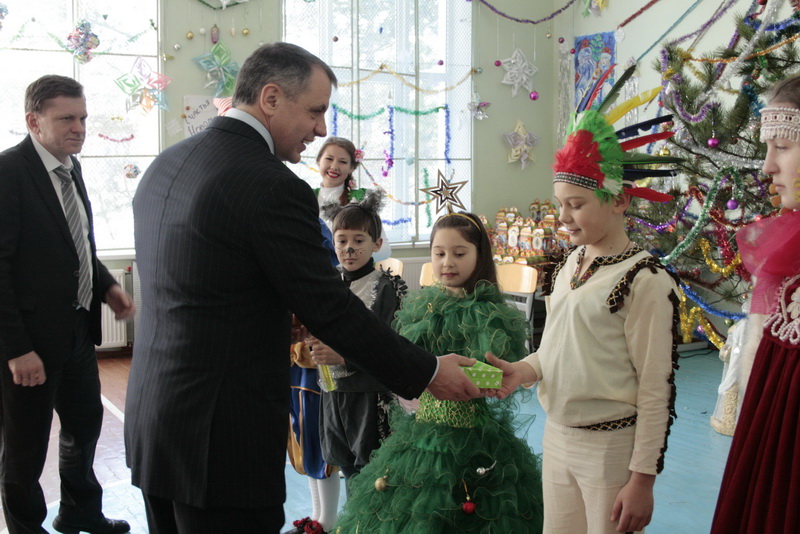 Крымский спикер поздравил школьников Научного с новогодними праздниками