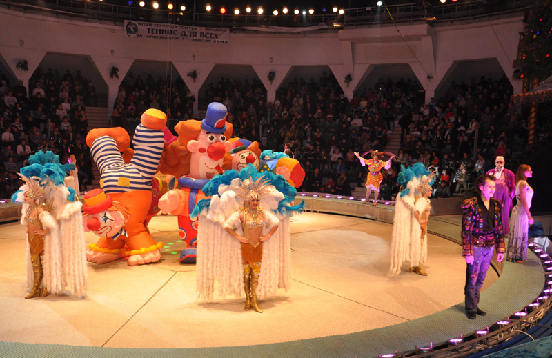 В симферопольском цирке открыли главную елку Крыма