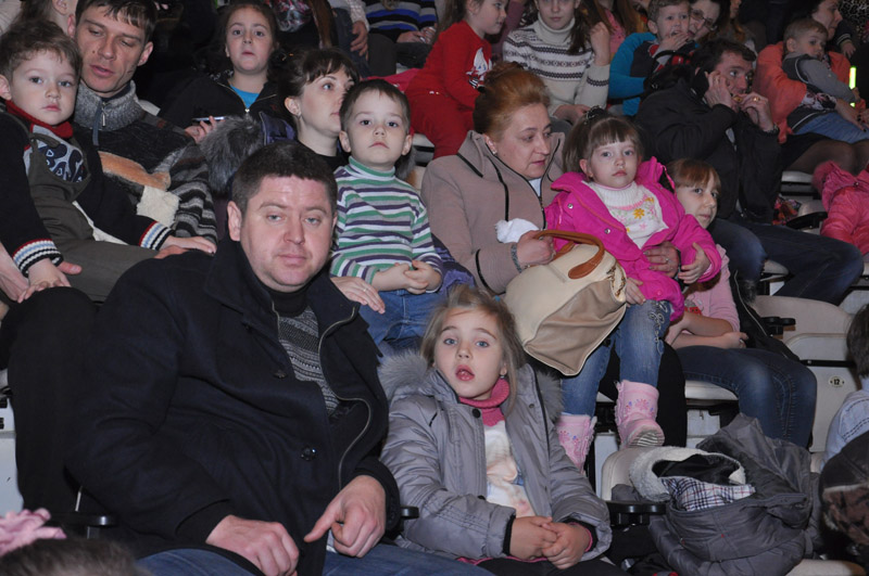 В симферопольском цирке открыли главную елку Крыма