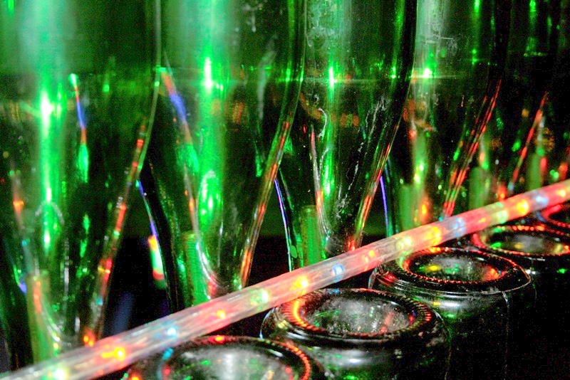 В Новом Свете установили самую большую в Украине елку из винных бутылок