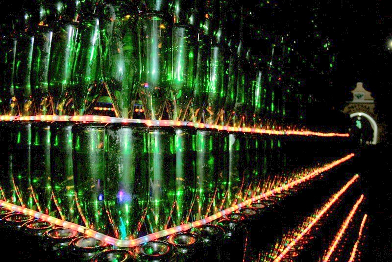 В Новом Свете установили самую большую в Украине елку из винных бутылок