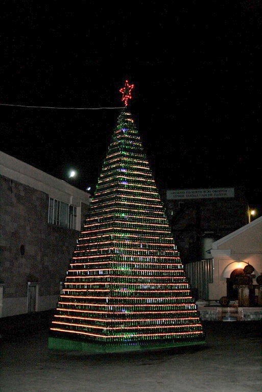 В Новом Свете установили самую большую в Украине елку из винных бутылок