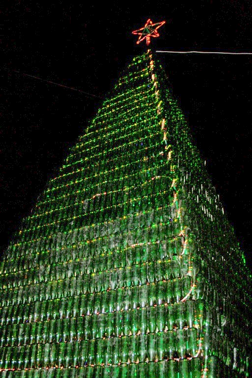 В Новом Свете установили самую большую в Украине елку из винных бутылок