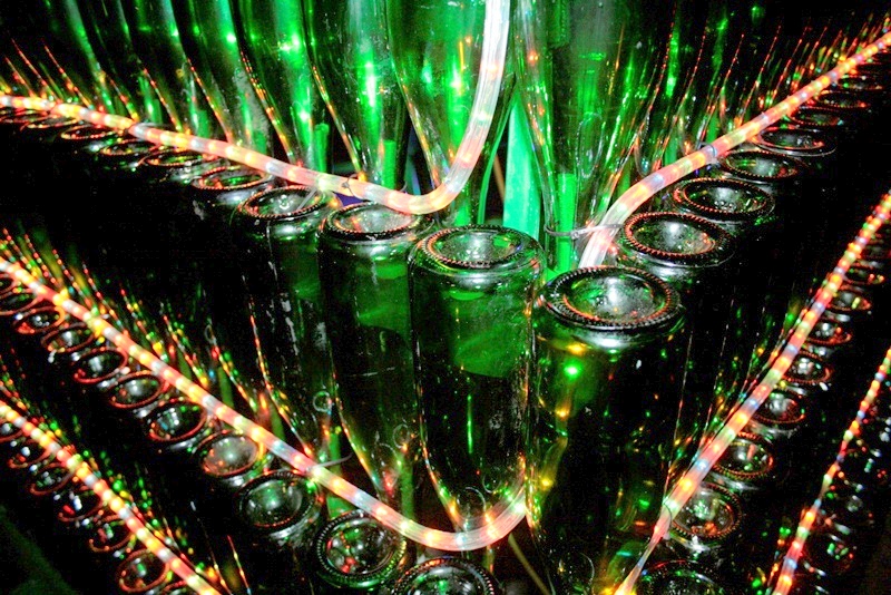 В Новом Свете установили самую большую в Украине елку из винных бутылок