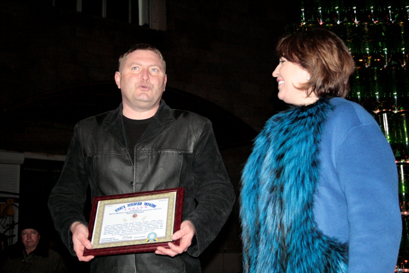 В Новом Свете установили самую большую в Украине елку из винных бутылок