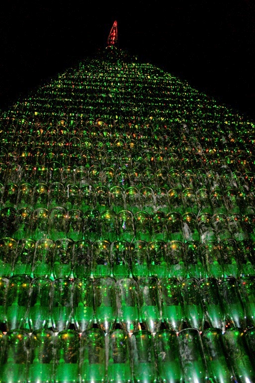 В Новом Свете установили самую большую в Украине елку из винных бутылок