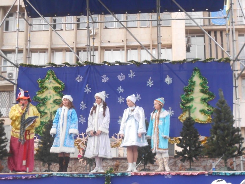 В Алуште зажгли главную городскую елку