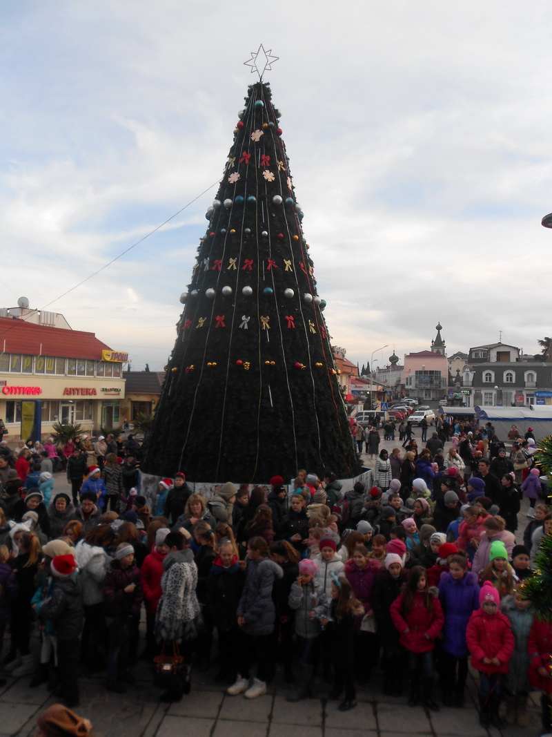 В Алуште зажгли главную городскую елку