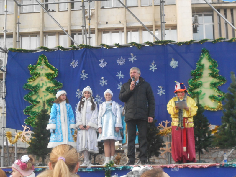 В Алуште зажгли главную городскую елку