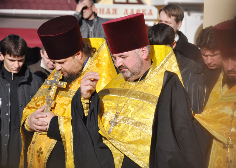 В Симферополе провели молебен у рождественского вертепа