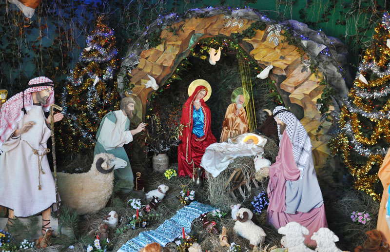 В Симферополе провели молебен у рождественского вертепа
