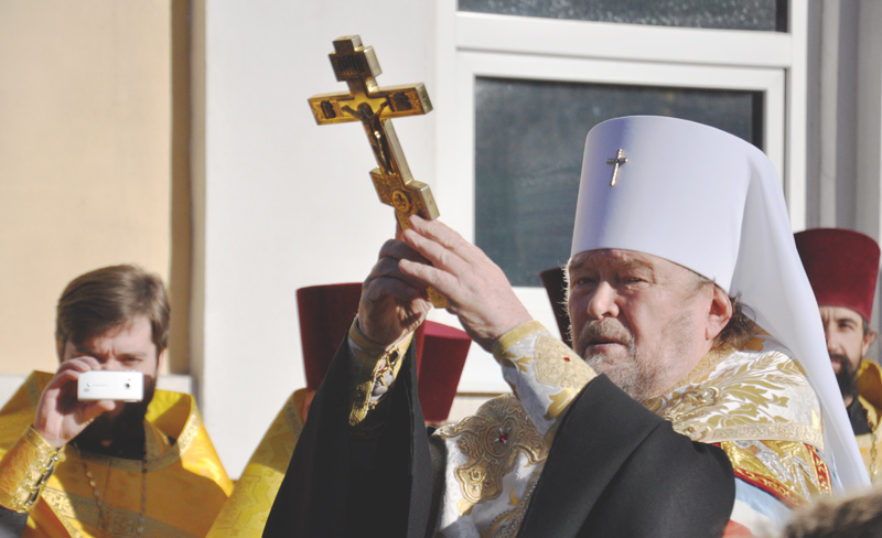 В Симферополе провели молебен у рождественского вертепа