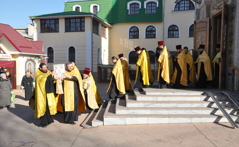 В Симферополе провели молебен у рождественского вертепа