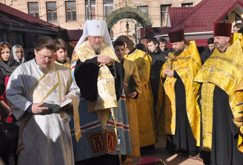 В Симферополе провели молебен у рождественского вертепа