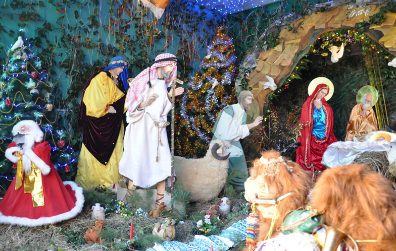 В Симферополе провели молебен у рождественского вертепа
