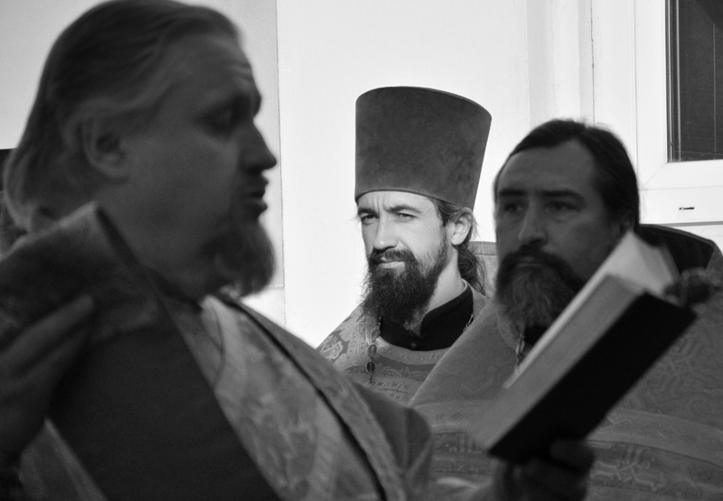 В Симферополе провели молебен у рождественского вертепа