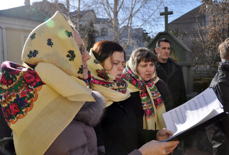 В Симферополе провели молебен у рождественского вертепа