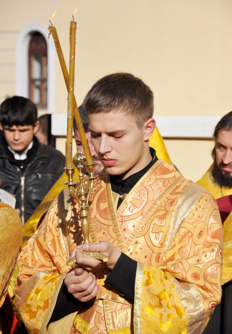 В Симферополе провели молебен у рождественского вертепа