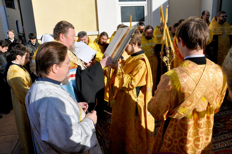 В Симферополе провели молебен у рождественского вертепа
