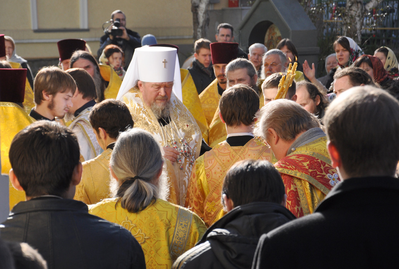 В Симферополе провели молебен у рождественского вертепа