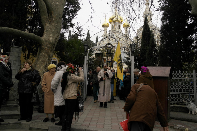 В Ялте Крещение отметили крестным ходом и купанием в море