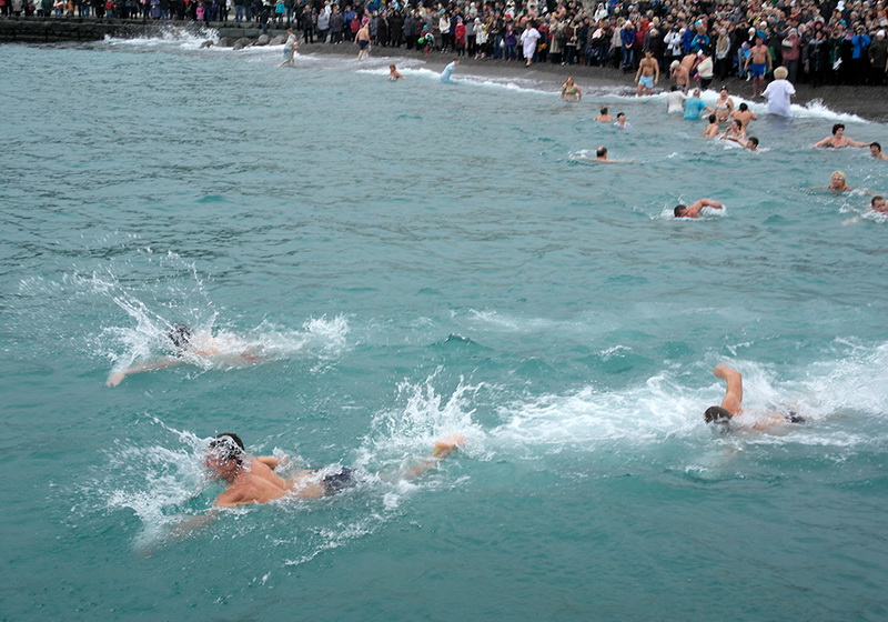 В Ялте Крещение отметили крестным ходом и купанием в море