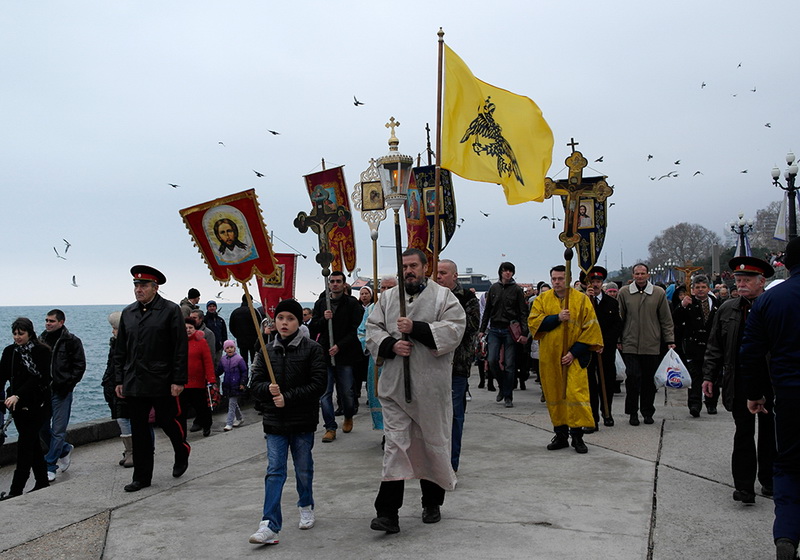 В Ялте Крещение отметили крестным ходом и купанием в море