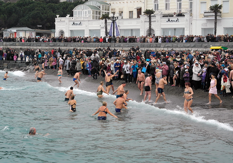 В Ялте Крещение отметили крестным ходом и купанием в море