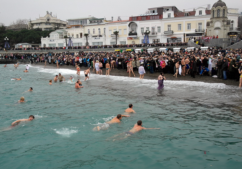 В Ялте Крещение отметили крестным ходом и купанием в море