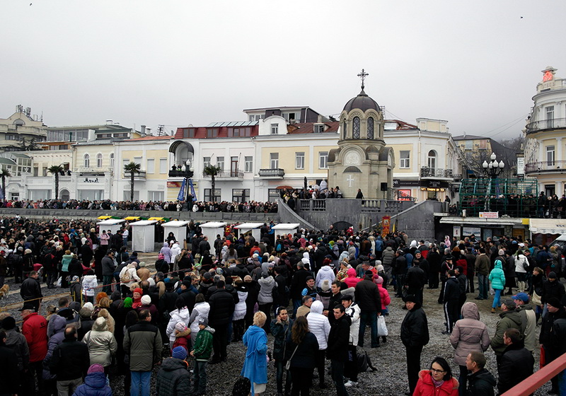В Ялте Крещение отметили крестным ходом и купанием в море