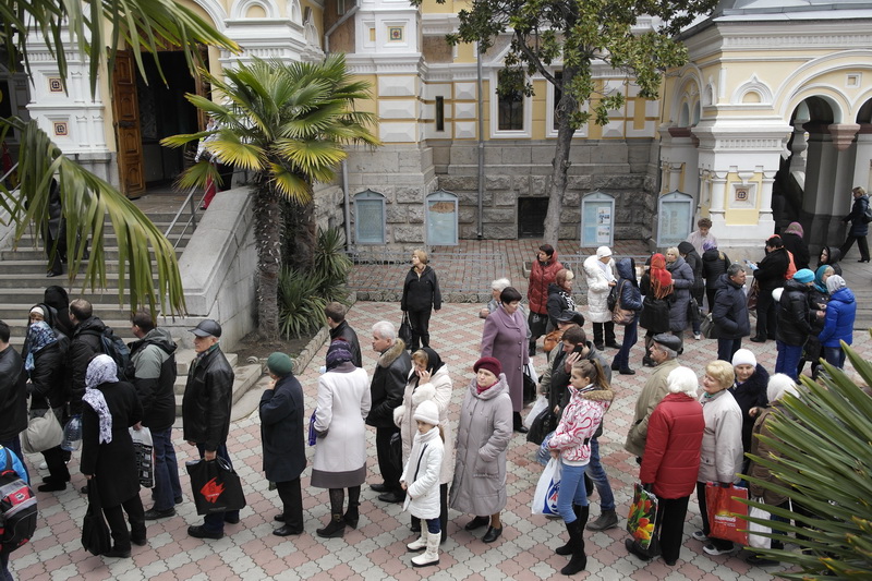 В Ялте Крещение отметили крестным ходом и купанием в море