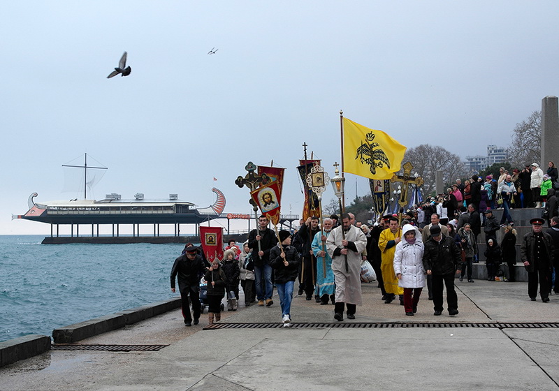 В Ялте Крещение отметили крестным ходом и купанием в море