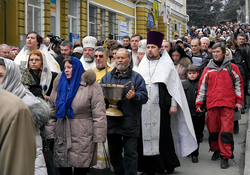 В Ялте Крещение отметили крестным ходом и купанием в море