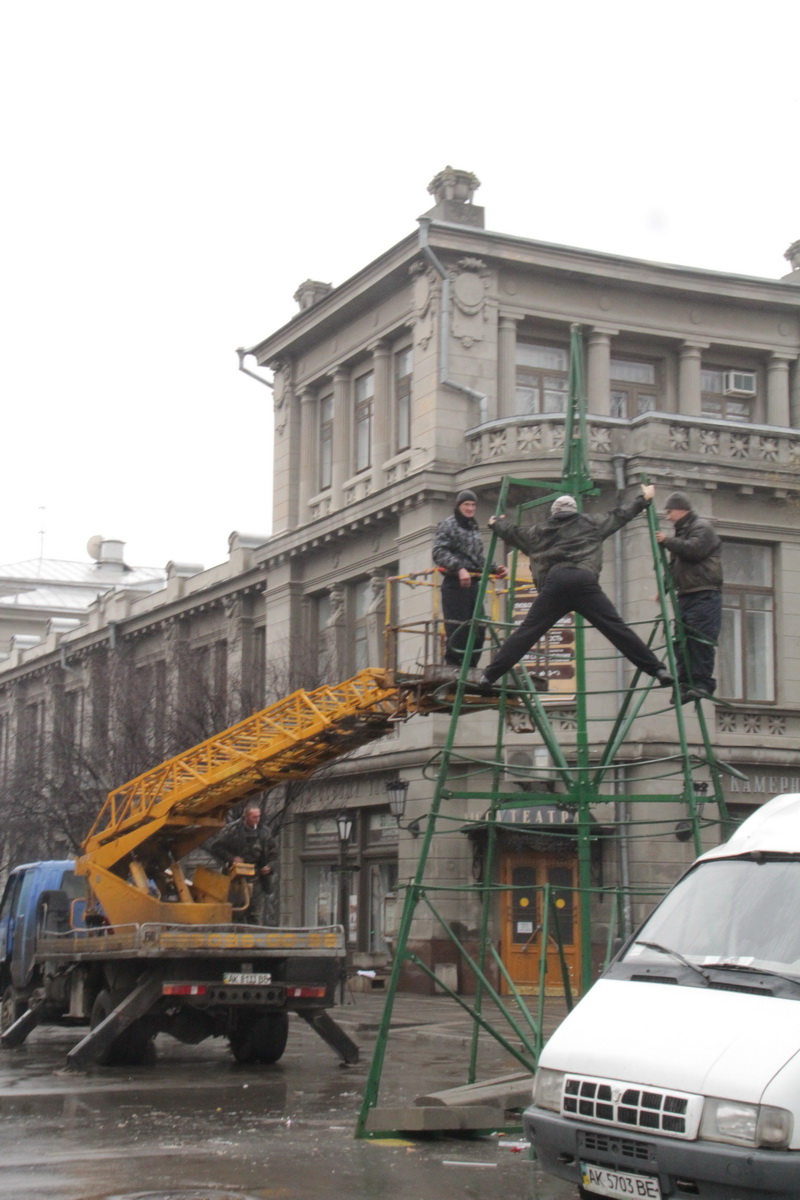 В Симферополе разбирают новогодние елки