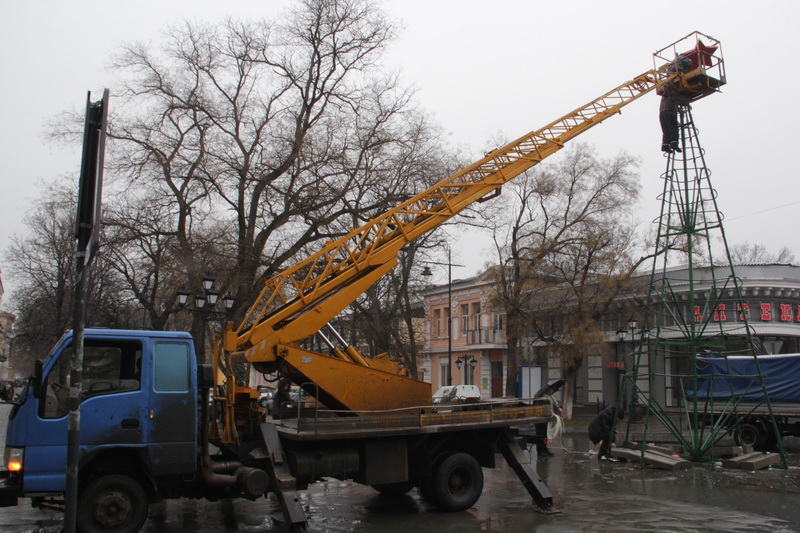 В Симферополе разбирают новогодние елки