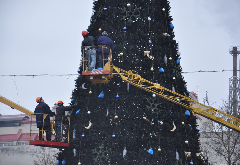 В Симферополе разбирают новогодние елки