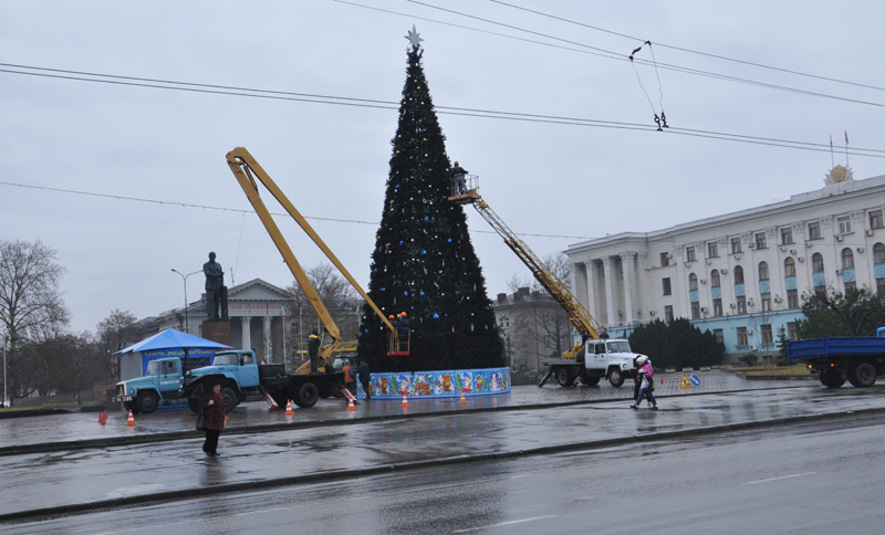 В Симферополе разбирают новогодние елки