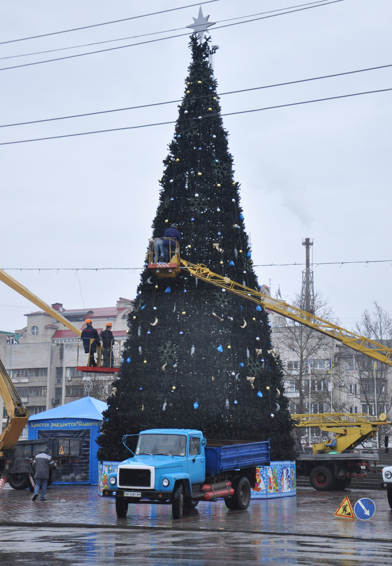 В Симферополе разбирают новогодние елки