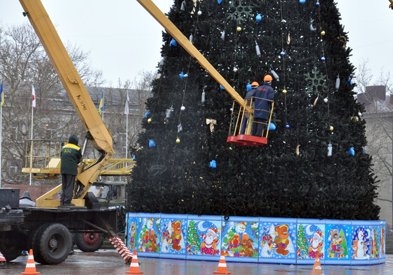 В Симферополе разбирают новогодние елки