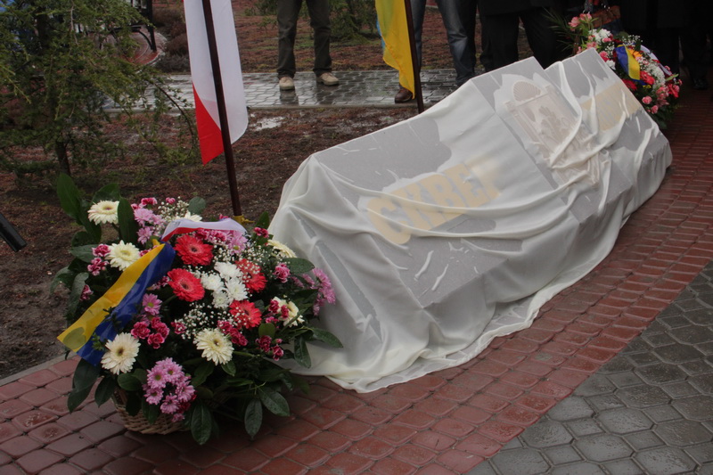 В симферопольском сквере Республики открыли памятный знак