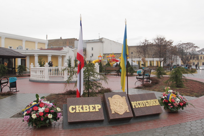 В симферопольском сквере Республики открыли памятный знак
