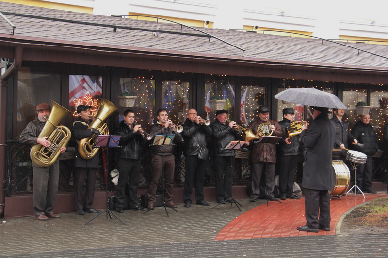 В симферопольском сквере Республики открыли памятный знак