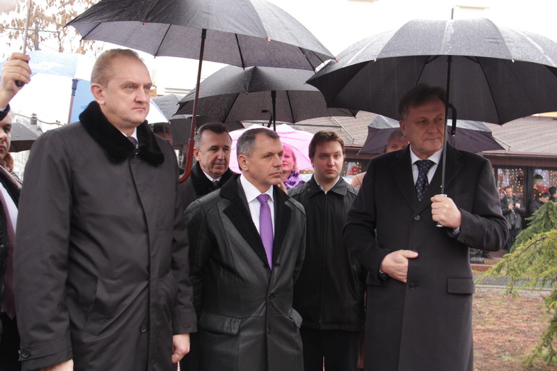 В симферопольском сквере Республики открыли памятный знак