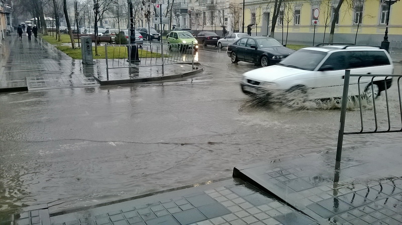 Дождь затопил улицы Симферополя