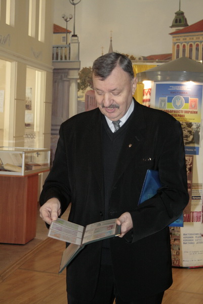 В Симферополе открылась выставка ко Дню Соборности Украины